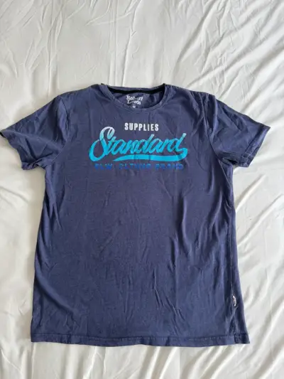 Polera azul Robert Lewis con diseño gráfico - miniatura 1