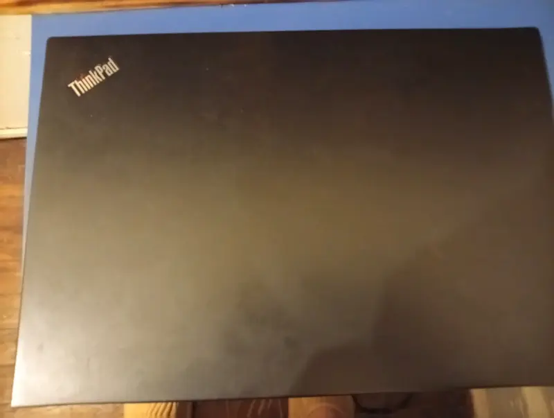 Laptop Lenovo ThinkPad con pantalla HD - 5