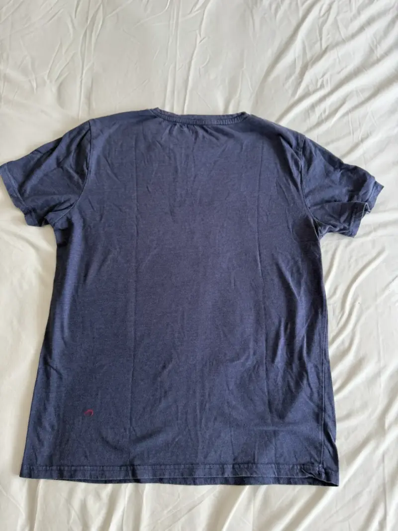 Polera azul Robert Lewis con diseño gráfico - 2