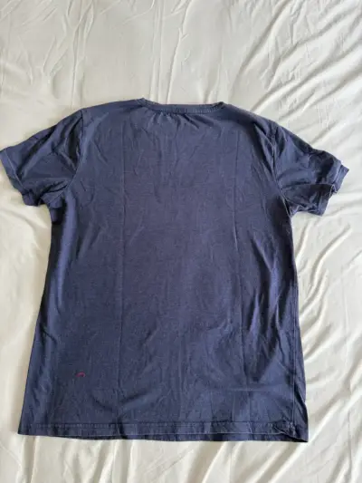 Polera azul Robert Lewis con diseño gráfico - miniatura 2