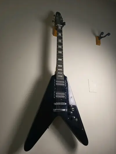 Guitarra eléctrica Flying V negra con amplificador - miniatura 1