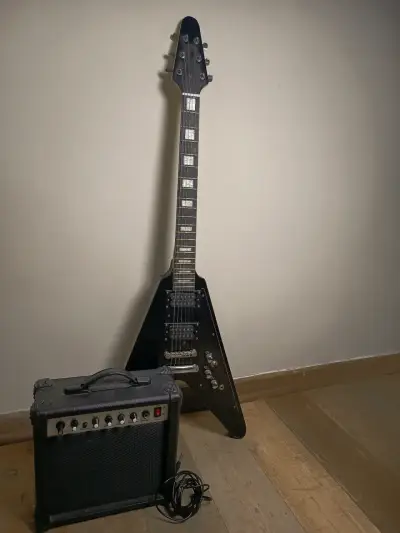 Guitarra eléctrica Flying V negra con amplificador - miniatura 2