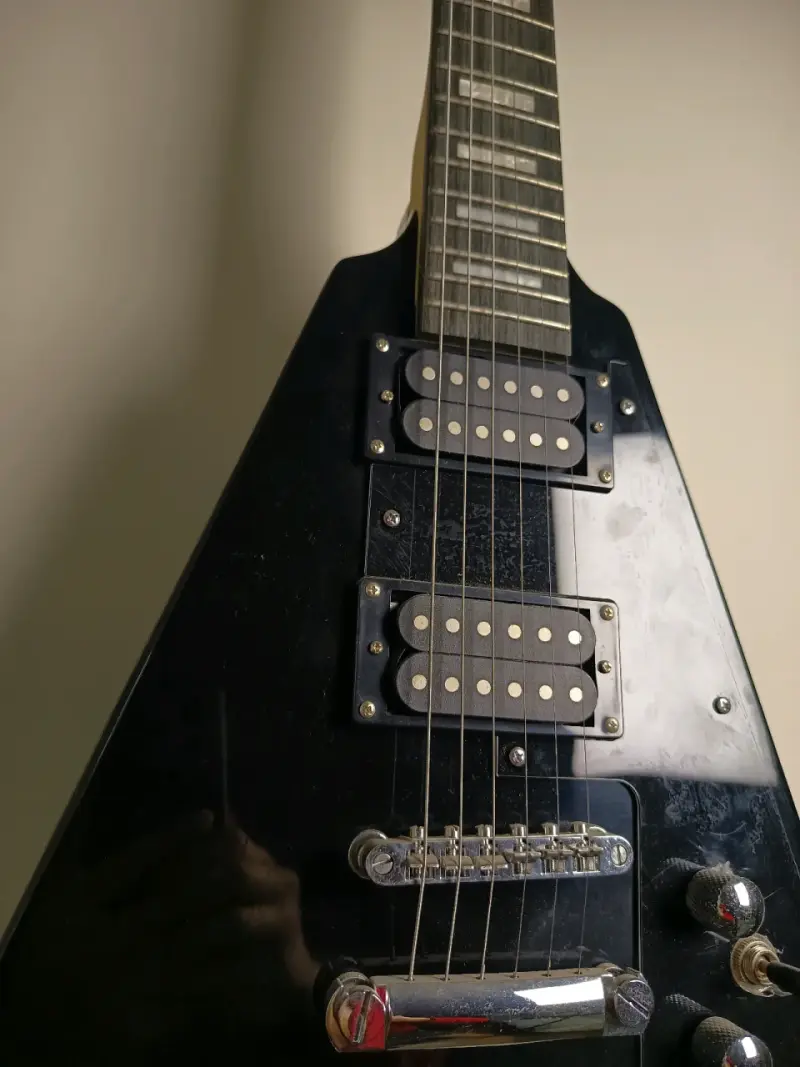 Guitarra eléctrica Flying V negra con amplificador - 3
