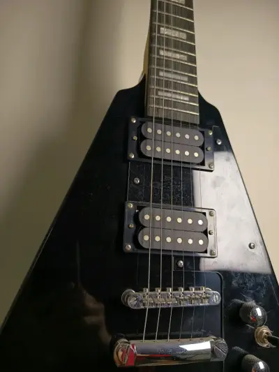 Guitarra eléctrica Flying V negra con amplificador - miniatura 3