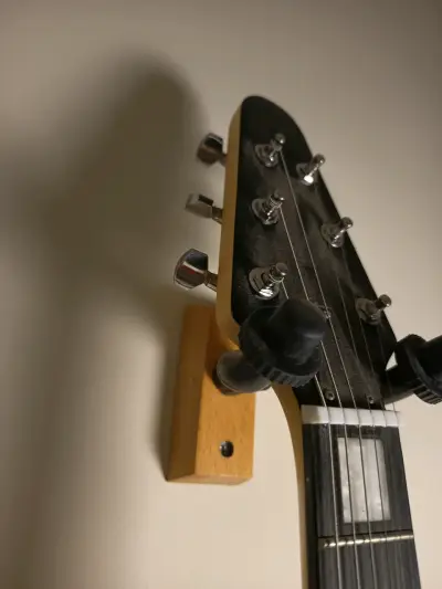 Guitarra eléctrica Flying V negra con amplificador - miniatura 4