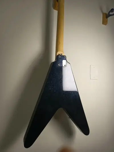 Guitarra eléctrica Flying V negra con amplificador - miniatura 5