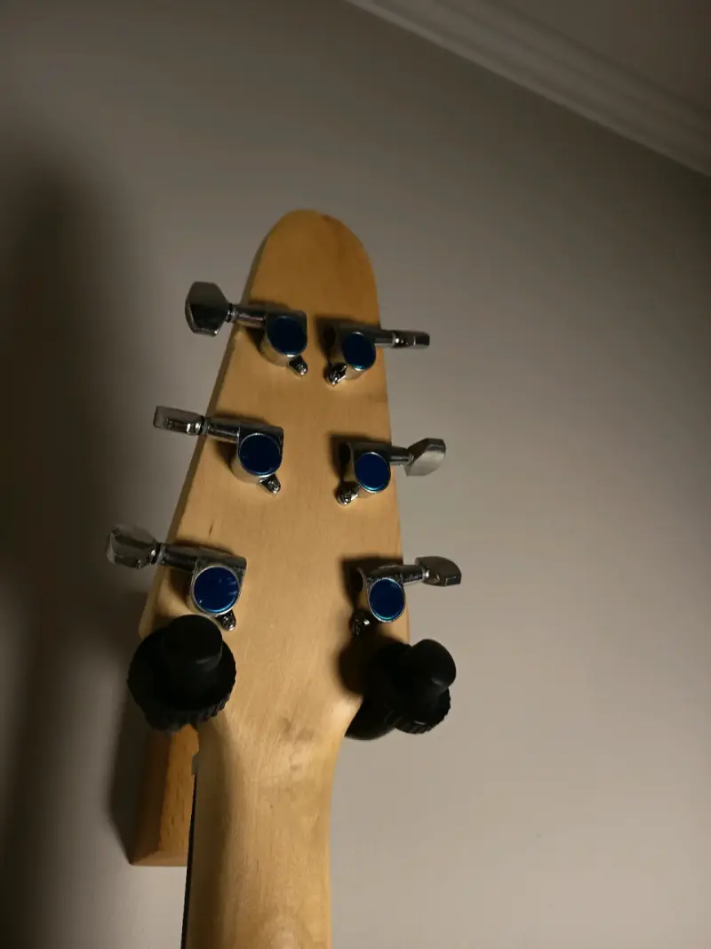 Guitarra eléctrica Flying V negra con amplificador - 6