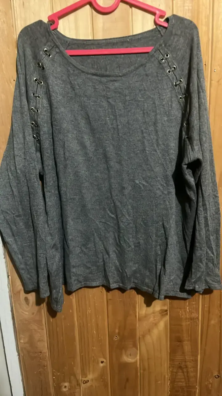 Polera gris con detalles de ojales