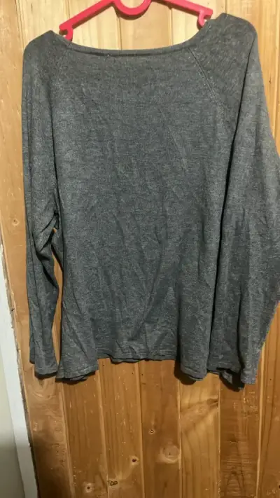 Polera gris con detalles de ojales - miniatura 2