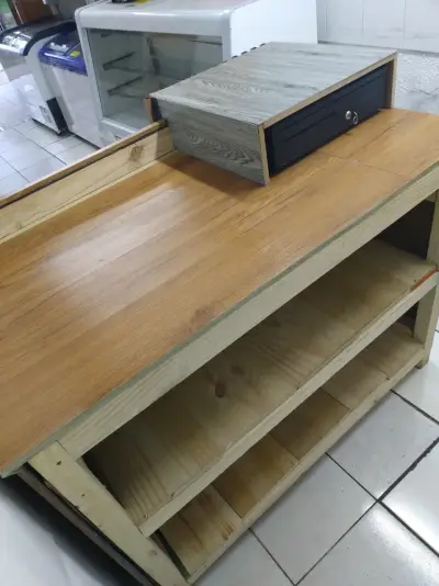 Mostrador de madera para tienda con cajón - miniatura 2