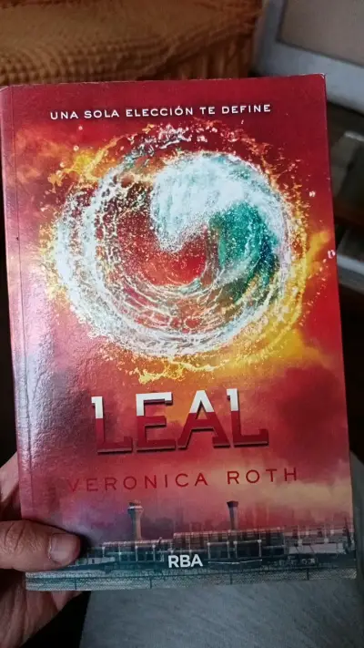 Libro 'Leal' de Veronica Roth en español - miniatura 1