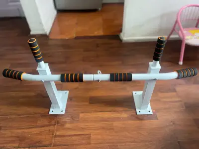 Barra de dominadas ajustable para ejercicios - miniatura 1