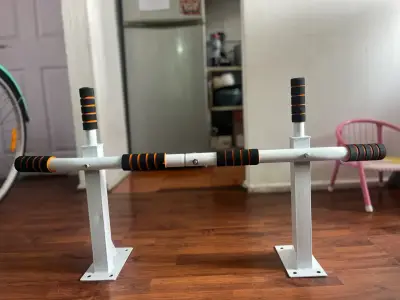 Barra de dominadas ajustable para ejercicios - miniatura 2