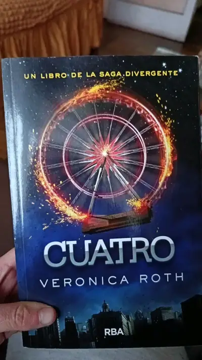 Libro Cuatro de la saga Divergente por Veronica Roth - miniatura 1