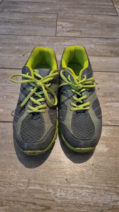 Zapatillas deportivas grises con detalles verdes - miniatura 1