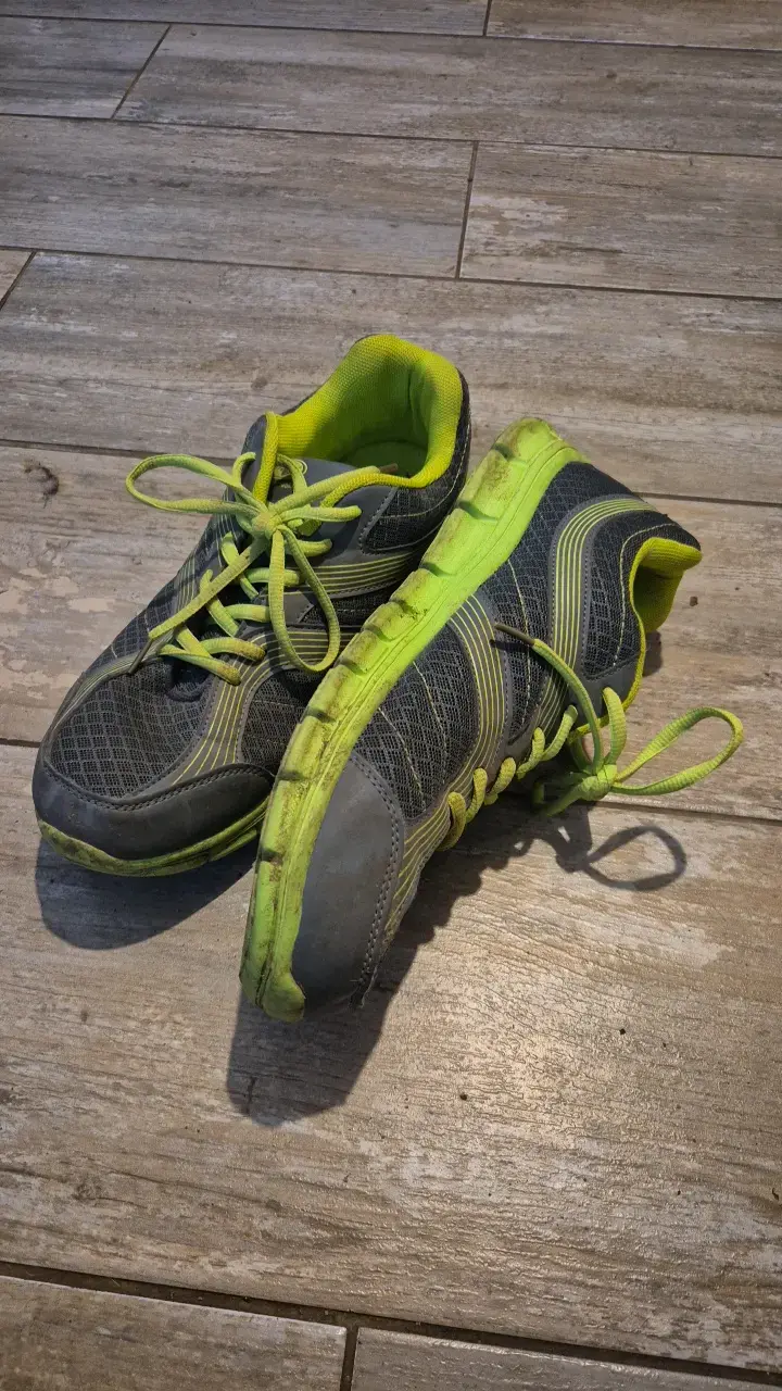Zapatillas deportivas grises con detalles verdes - 2