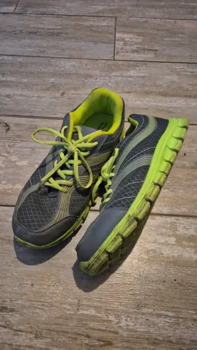 Zapatillas deportivas grises con detalles verdes - miniatura 3