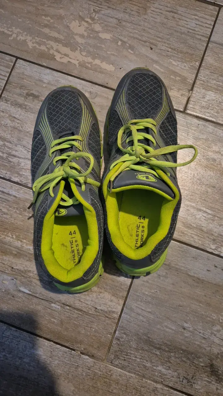 Zapatillas deportivas grises con detalles verdes - 4