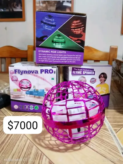 Juguete volador Flynova Pro con luces RGB - miniatura 1