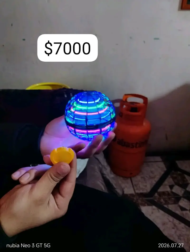 Juguete volador Flynova Pro con luces RGB - 3
