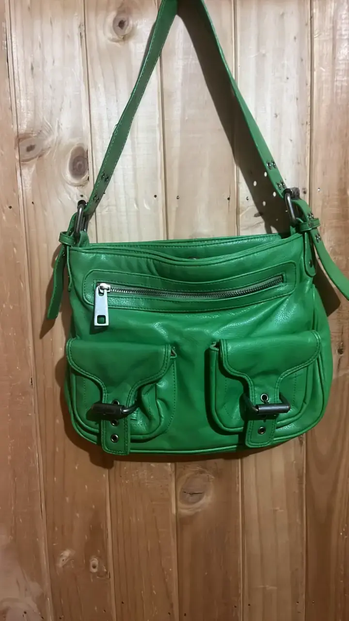Bolso verde de cuero con bolsillos