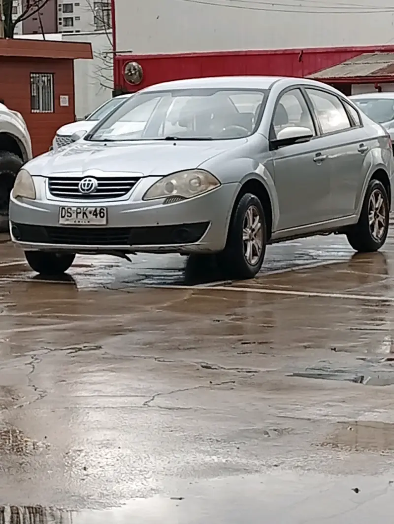 Auto sedán gris en buen estado - 1