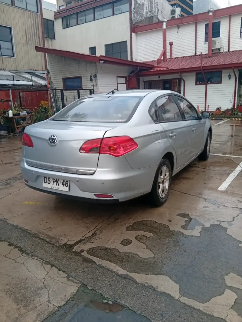 Auto sedán gris en buen estado - 2