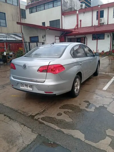 Auto sedán gris en buen estado - miniatura 2