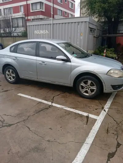 Auto sedán gris en buen estado - miniatura 3
