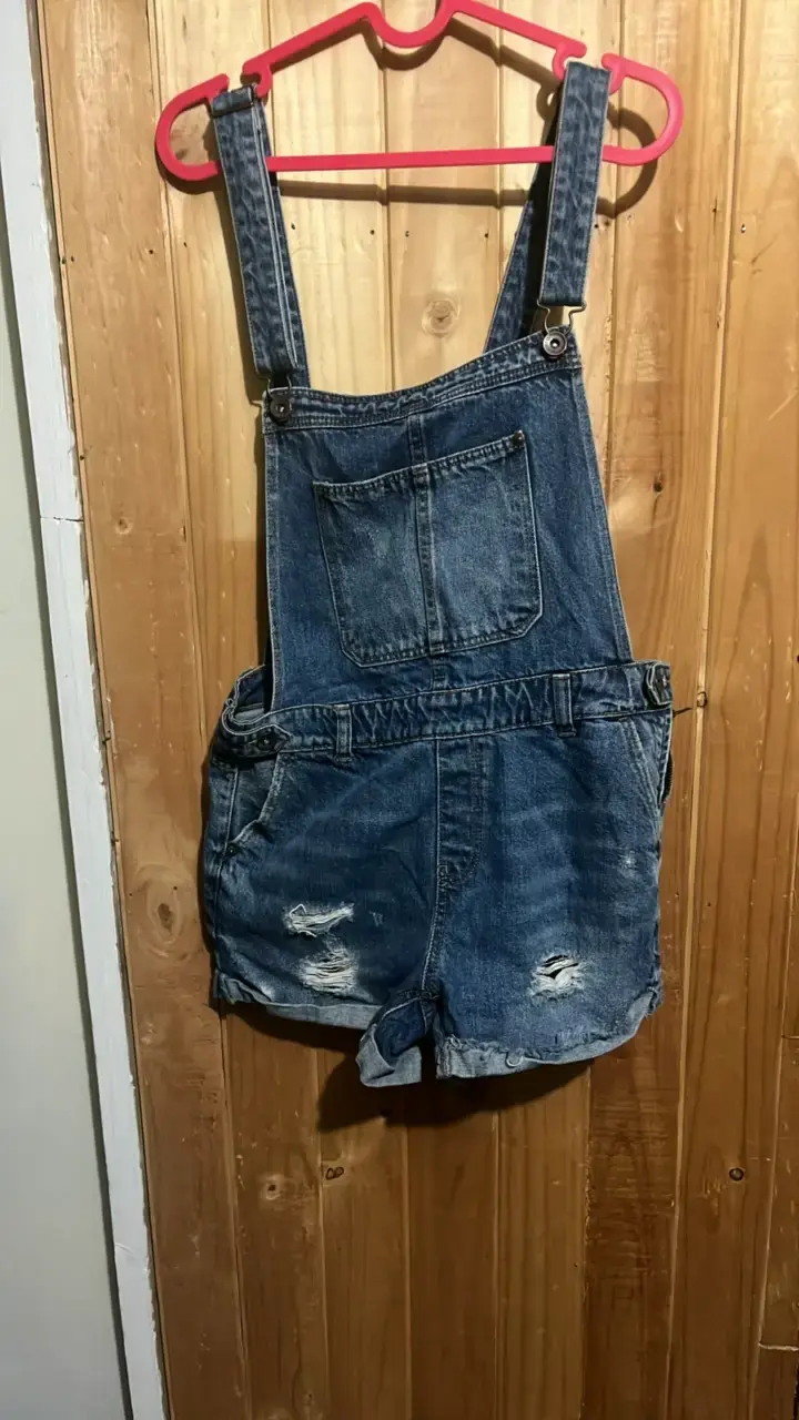 Jardinera de mezclilla Bershka desgastada