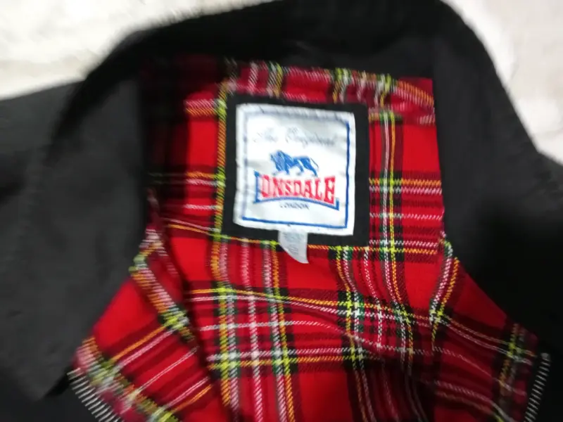 Chaqueta negra Lonsdale con forro escocés - 2