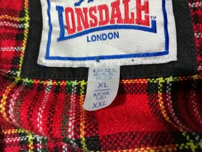 Chaqueta negra Lonsdale con forro escocés - miniatura 3