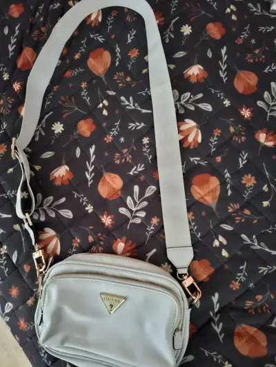 Bandolera Guess azul claro con detalles dorados - miniatura 1