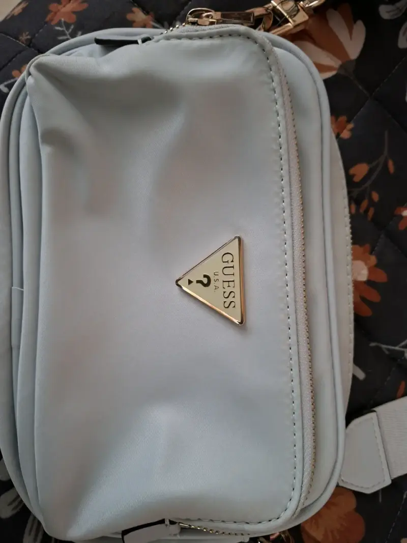 Bandolera Guess azul claro con detalles dorados - 2