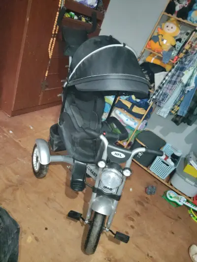 Triciclo para niños con toldo y pedales - miniatura 1