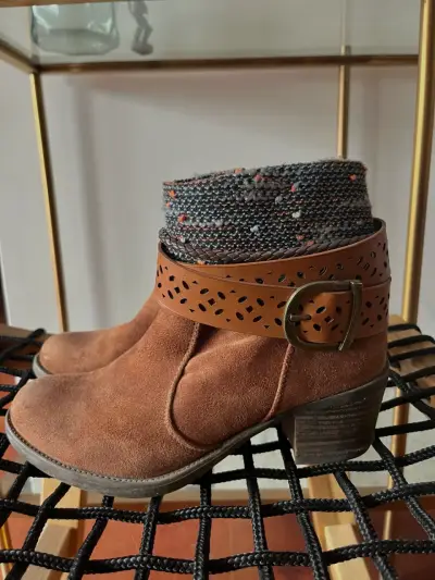 Botines de gamuza marrón con hebilla decorativa - miniatura 1