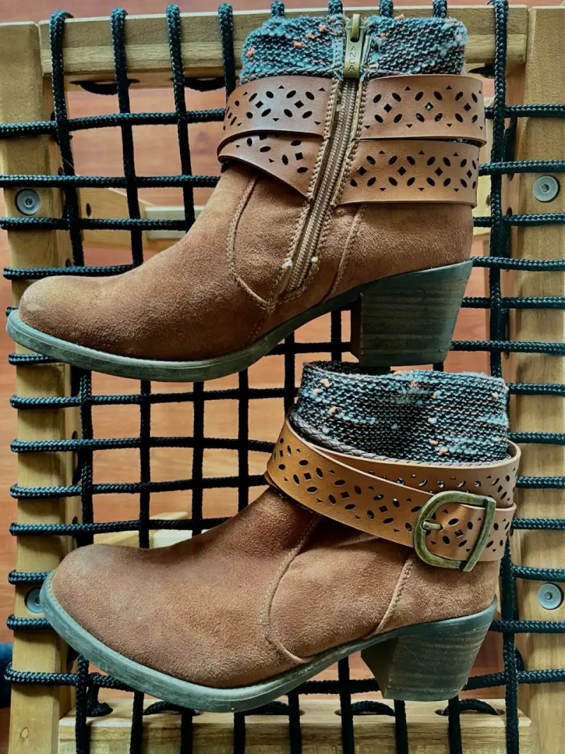 Botines de gamuza marrón con hebilla decorativa - 2