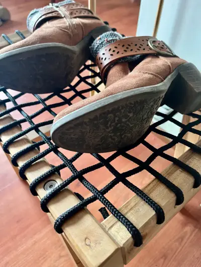 Botines de gamuza marrón con hebilla decorativa - miniatura 3