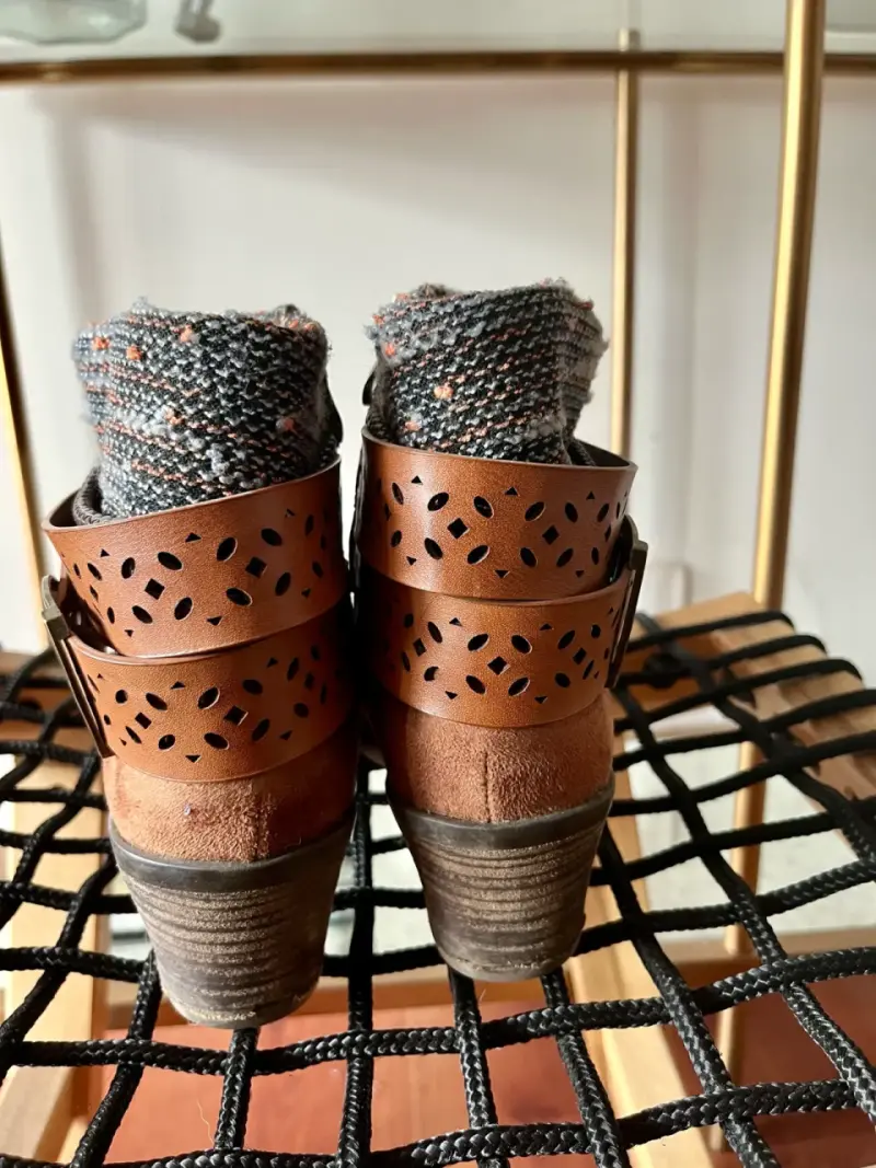Botines de gamuza marrón con hebilla decorativa - 4