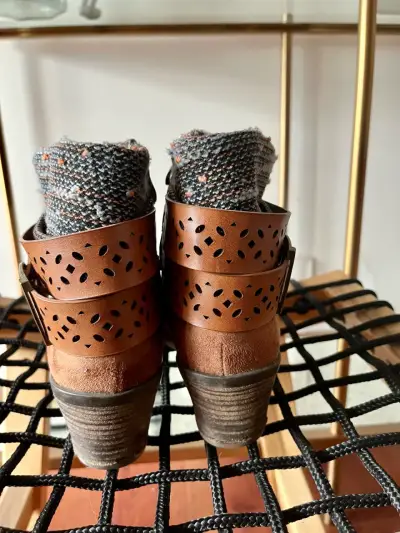 Botines de gamuza marrón con hebilla decorativa - miniatura 4