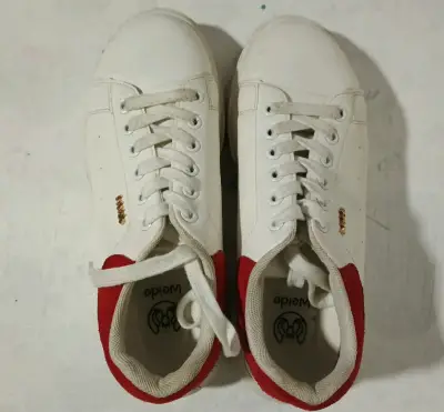 Zapatillas blancas con detalle rojo para mujer - miniatura 1