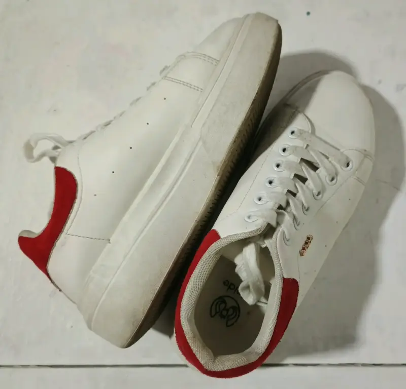 Zapatillas blancas con detalle rojo para mujer - 2