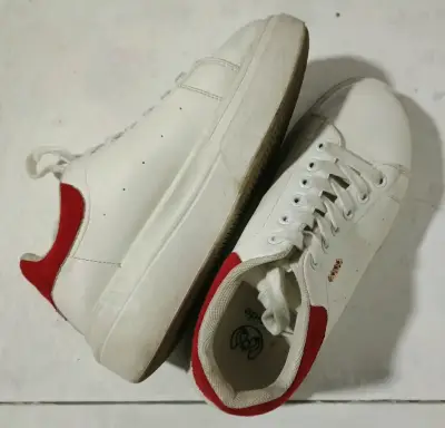 Zapatillas blancas con detalle rojo para mujer - miniatura 2
