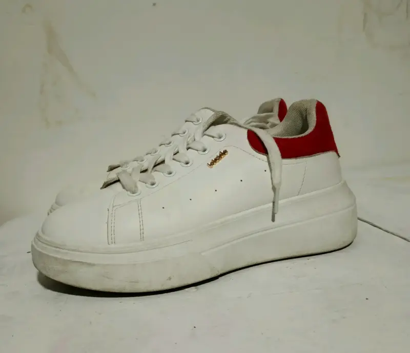 Zapatillas blancas con detalle rojo para mujer - 3