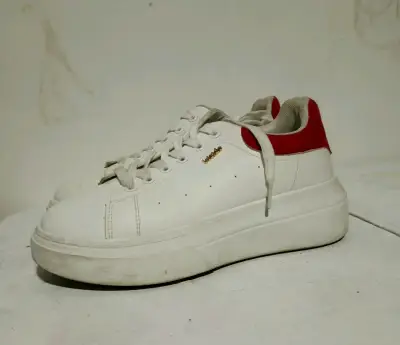Zapatillas blancas con detalle rojo para mujer - miniatura 3
