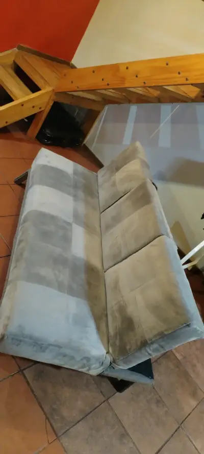 Sofá cama gris con portavasos - miniatura 1