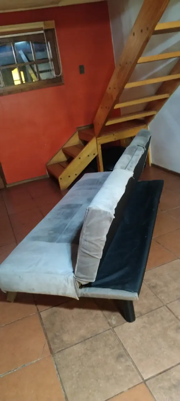 Sofá cama gris con portavasos - 2