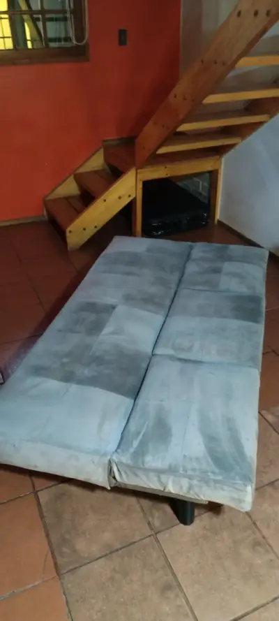 Sofá cama gris con portavasos - miniatura 3