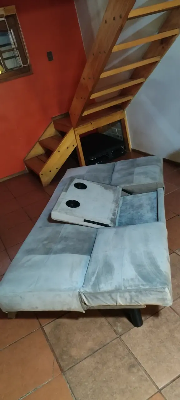 Sofá cama gris con portavasos - 4