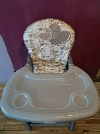 Silla de comer para bebé ajustable y cómoda - miniatura 1